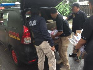 Polisi Bawa Dokumen dan Spanduk dari Markas Komunitas Guntur 49
