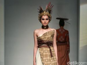 Foto: Koleksi Denny Wirawan di IPMI Trend Show 2017