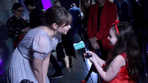 Gemes! Felicity Jones Diwawancarai Gadis Cilik