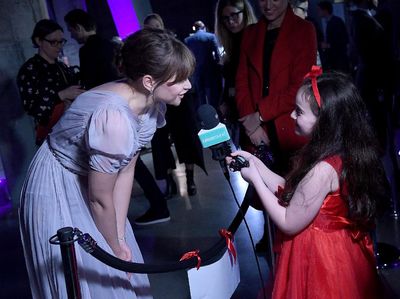 Gemes! Felicity Jones Diwawancarai Gadis Cilik