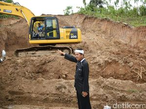 Tinjau Wisata Gunung Parang, Bupati Dedi Semprot 2 Kepala Desa