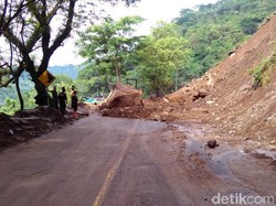 Jalur Utama Trenggalek-Ponorogo Lumpuh, Batu Raksasa Longsor ke Jalan