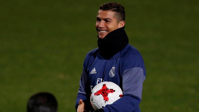 Cristiano Ronaldo Dapat Bola Emas Lain dengan Taburan Stroberi