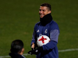 Cristiano Ronaldo Dapat Bola Emas Lain dengan Taburan Stroberi