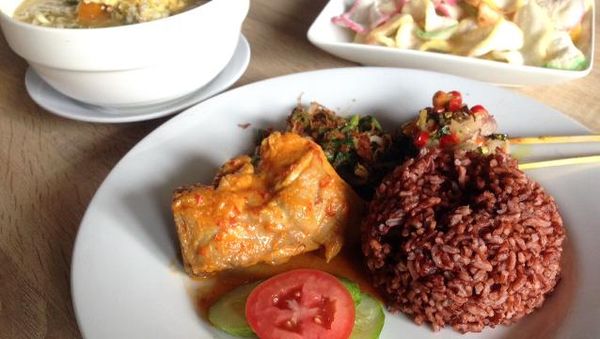 Menikmati Nasi Bali Komplet hingga Mie Godok Jawa Buatan Kantin