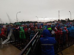 Hujan-hujanan, Ribuan Suporter Indonesia Antre Masuk Stadion Pakansari