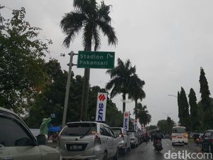 Hujan di Pakansari, Penjual Jas Hujan Diserbu Suporter