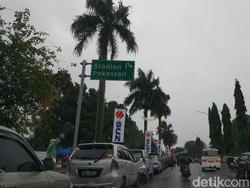 Hujan di Pakansari, Penjual Jas Hujan Diserbu Suporter