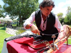 Pria Ini Dibayar Rp.53 Juta untuk Mengiris Jamon Iberico