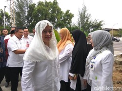 Jenguk Korban Gempa di Rumah Sakit, Menko Puan Minta Pasien Bersabar