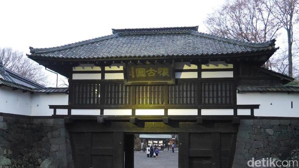 Reruntuhan Kastil Jepang yang Fotogenik di Musim Semi & Gugur