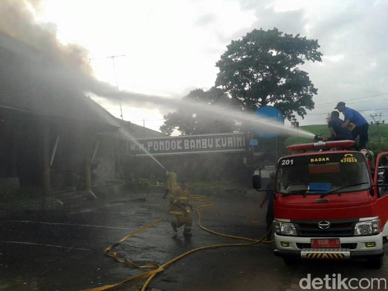 Rumah Makan Khas Sunda di Jalan Raya Sukabumi-Bogor Terbakar