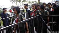 Di antara petugas keamanan di laga final AFF Suzuki Cup 2016, terlihat sederet prajurit cantik.