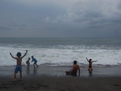 Keceriaan Anak-anak Lombok Saat Berenang di Pantai