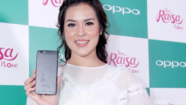 Gaya Raisa dengan Ponsel Berukir Namanya