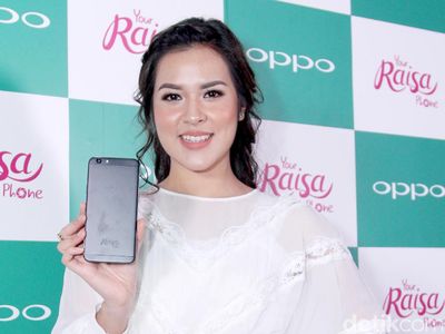 Gaya Raisa dengan Ponsel Berukir Namanya