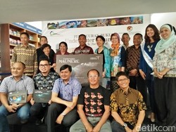 Memamerkan Keindahan Bawah Laut Maumere Lewat Buku