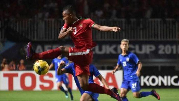 Indonesia vs Thailand Piala AFF 2016 Indonesias Muhammad Abduh Lestaluhu (C) kicks the ball during the AFF Suzuki Cup final football match between Indonesia and Thailand at Pakansari Stadium in Cibinong, West Java, on December 14, 2016. / AFP PHOTO / BAY ISMOYO