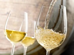 Wanita Ini Ubah Lemari Es Jadi Dispenser untuk Wine