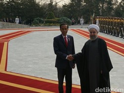 Presiden Jokowi Disambut dengan Pasukan Berkuda di Istana Sadabad Iran