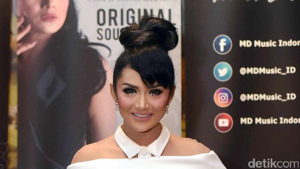 Krisdayanti Tetap Cantik di Usia 41 Tahun