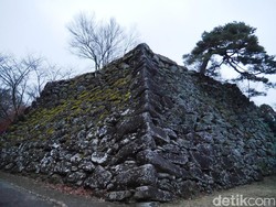 Reruntuhan Kastil Kuno Jepang yang Punya Pemandangan Memesona di Musim Gugur