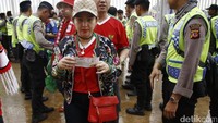 Seorang suporter menujukkan tiket final Indonesia vs Thailand.