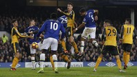 Laga tampaknya akan berakhir imbang sebelum Ashley Williams memastikan raihan tiga poin untuk Everton di menit ke-88. Reuters/Phil Noble.