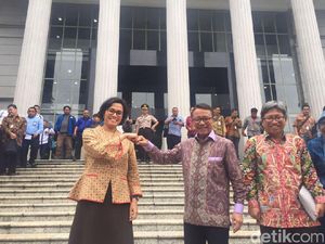 Salam Tinju Sri Mulyani dan Dirjen Pajak Usai Gugatan Tax Amnesty Ditolak MK Salam Tinju Sri Mulyani dan Dirjen Pajak Usai Gugatan Tax Amnesty Ditolak MK