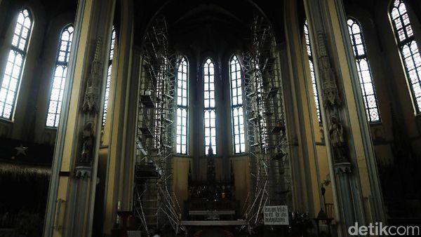 Katedral Berbenah Jelang Natal
