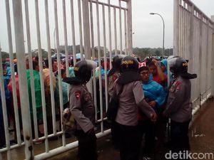 Suporter Timnas Mengantre Masuk Stadion Pakansari di Bawah Guyuran Hujan
