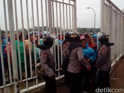 Suporter Timnas Mengantre Masuk Stadion Pakansari di Bawah Guyuran Hujan