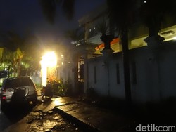 Rumah Bertembok Besar Tempat Peristirahatan Terakhir Blogger Rini Cesillia