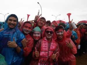 Hujan Tak Surutkan Antusiasme Suporter Indonesia di Stadion Pakansari