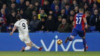 Zlatan Ibrahimovic tampil sebagai pahlawan kemenangan MU. Striker asal Swedia itu mencetak gol di menit ke-87 untuk menyegel kemenangan Setan Merah. Reuters/Stefan Wermuth.