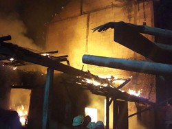 Pabrik Tahu di Cilincing Jakut Terbakar, 6 Mobil Pemadam Dikerahkan