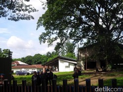 Eksekusi Lahan, Massa Berbadan Tegap Berkerumun di Halaman SMAK Dago