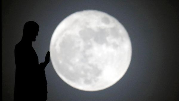 Fenomena Supermoon di Langit Kota Paris