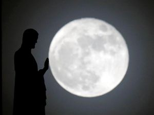 Fenomena Supermoon di Langit Kota Paris