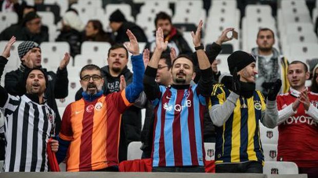 Aksi Solidaritas Fans-Fans Klub Turki Usai Insiden Bom di Stadion Besiktas