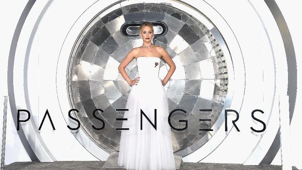 Anggunnya Jennifer Lawrence dengan Gaun Putih