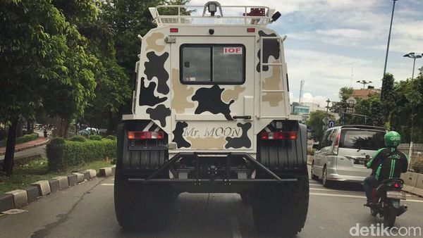 Mobil Raksasa di Jalanan Jakarta
