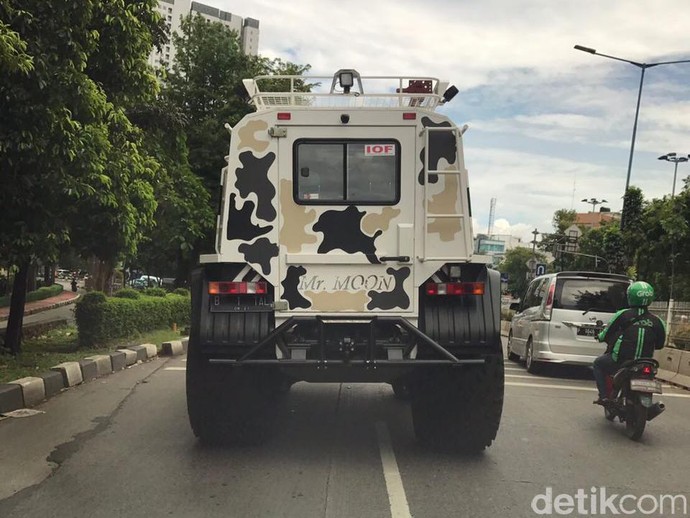 Mobil Raksasa di Jalanan Jakarta