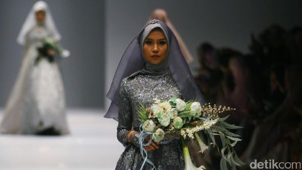 Foto: Koleksi Qonita Ghalib di Jakarta Fashion Week 2017