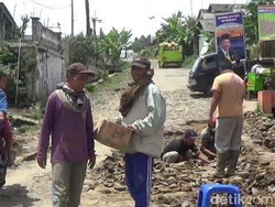 Warga Probolinggo Perbaiki Jalan Rusak Hasil Swadaya Masyarakat
