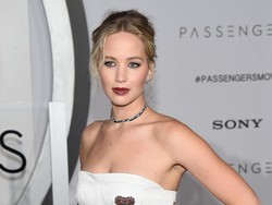Seksi Sampai Elegan Aksi Jennifer Lawrence di Red Carpet Passengers