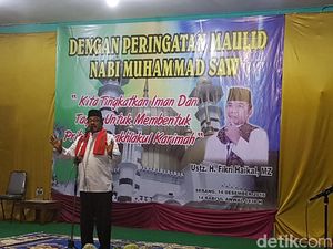 Hadiri Acara Maulid di Serang, Pasangan Rano-Embay Ajak Warga Teladani Nabi