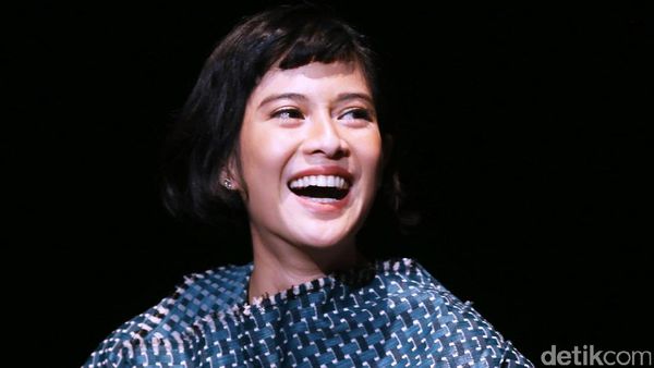 Awas Meleleh! Dian Sastrowardoyo Tampil Beda