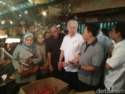 Pagi-pagi Mendag Blusukan ke Pasar Kramat Jati, Cek Harga Bawang Hingga Kentang
