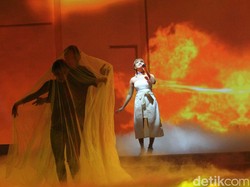 Mytha Lestari Tampil Dramatis di Bawah Hujan Buatan